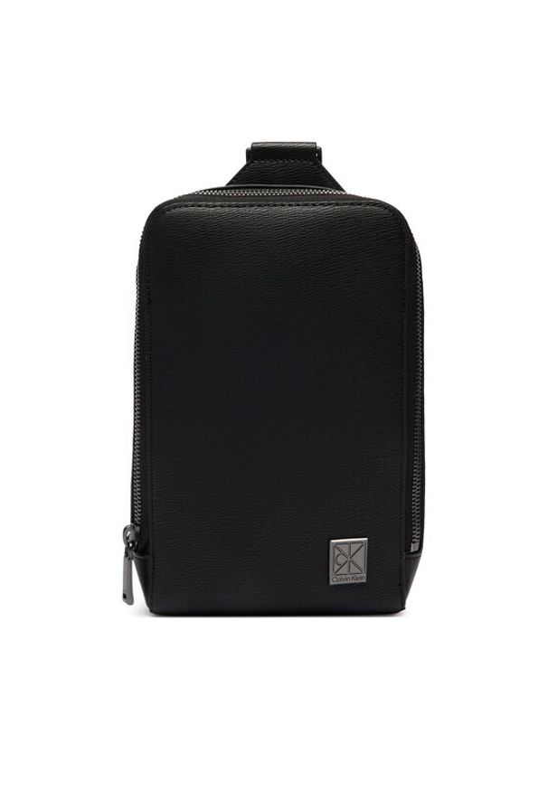 Calvin Klein Saszetka Emblem Hw Sling LV04D3292G Czarny. Kolor: czarny. Materiał: skóra
