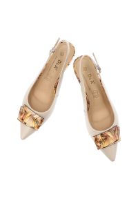 Czółenka damskie S.Barski, slingback ze skóry naturalnej z ozdobną aplikacją dekoracyjnym obcasem i regulowanym paskiem, beżowe, LZ61-2006. Zapięcie: pasek. Kolor: brązowy. Materiał: skóra. Wzór: aplikacja. Obcas: na obcasie. Wysokość obcasa: średni #4