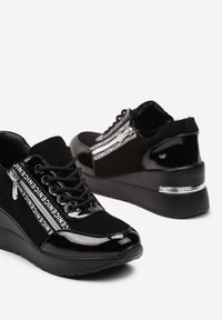 Born2be - Czarne Sneakersy na Koturnie Ozdobione Suwakiem i Literkami Telluara. Kolor: czarny. Wzór: aplikacja. Obcas: na koturnie. Wysokość obcasa: średni #2