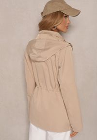 Renee - Beżowa Kurtka o Kroju Parki z Odpinanym Kapturem Zdobiona Zamkami Norloti. Okazja: na co dzień. Kolor: beżowy. Materiał: dzianina, jeans. Wzór: aplikacja. Styl: klasyczny, casual