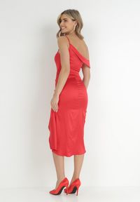 Born2be - Czerwona Sukienka Asymetryczna z Satyny Zdobiona Supełkiem Fano. Kolor: czerwony. Materiał: satyna. Długość rękawa: na ramiączkach. Wzór: aplikacja. Typ sukienki: asymetryczne #3