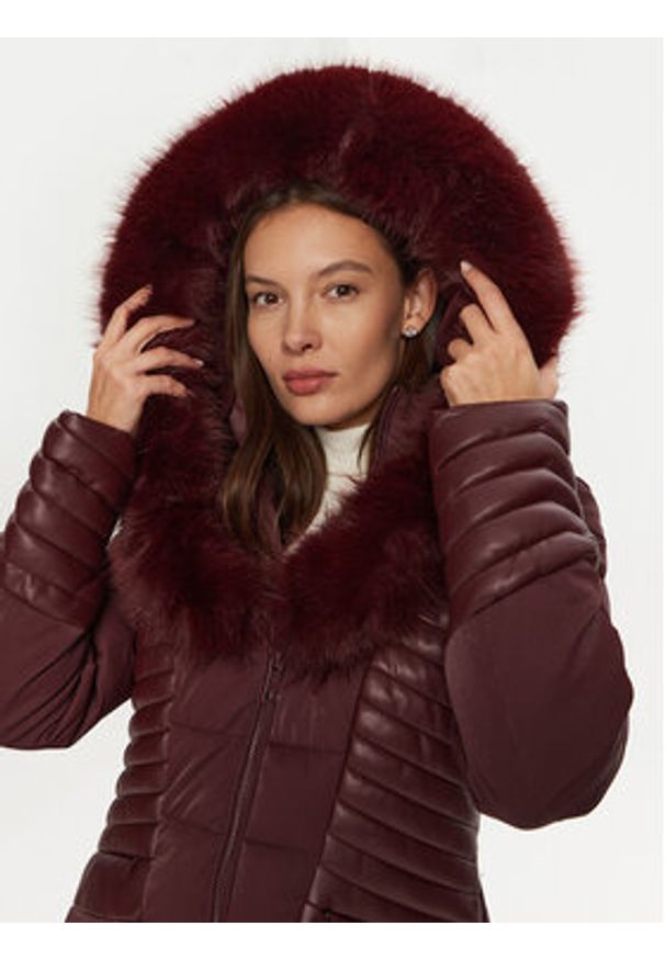 Guess Płaszcz zimowy New Oxana W4BL61 WGLZ0 Bordowy Regular Fit. Kolor: czerwony. Materiał: syntetyk. Sezon: zima