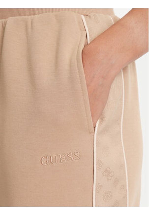 Guess Spodnie dresowe V5YB02 KB3P2 Beżowy Regular Fit. Kolor: beżowy. Materiał: syntetyk