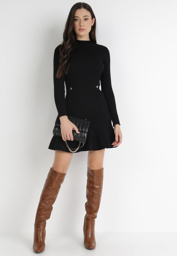 Born2be - Czarna Sukienka Dzianinowa Taerara. Typ kołnierza: kołnierzyk stójkowy. Kolor: czarny. Materiał: dzianina. Długość rękawa: długi rękaw. Typ sukienki: dopasowane. Długość: mini