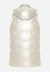 Born2be - Jasnobeżowa Długa Kamizelka Pikowana z Kapturem Agelie. Typ kołnierza: kaptur. Kolor: beżowy. Długość: długie. Wzór: aplikacja #2