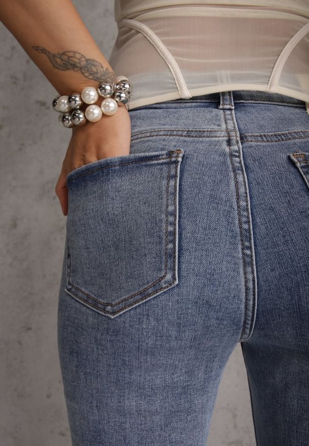 Renee - Niebieskie Jeansy o Kroju Flare z Bawełną Zapinane na Dwa Guziki Chasea. Kolor: niebieski. Długość: krótkie. Styl: retro, klasyczny