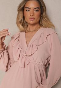 Renee - Różowa Kopertowa Sukienka z Żabotem Ozdobiona Falbankami Melosia. Okazja: na co dzień. Typ kołnierza: z żabotem, kołnierz z falbankami. Kolor: różowy. Wzór: aplikacja. Typ sukienki: kopertowe. Styl: elegancki, casual #4