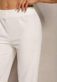 Renee - Białe Szerokie Spodnie z Delikatnie Prążkowanego Materiału Kasaida. Kolor: biały. Materiał: materiał, prążkowany. Sezon: lato #3