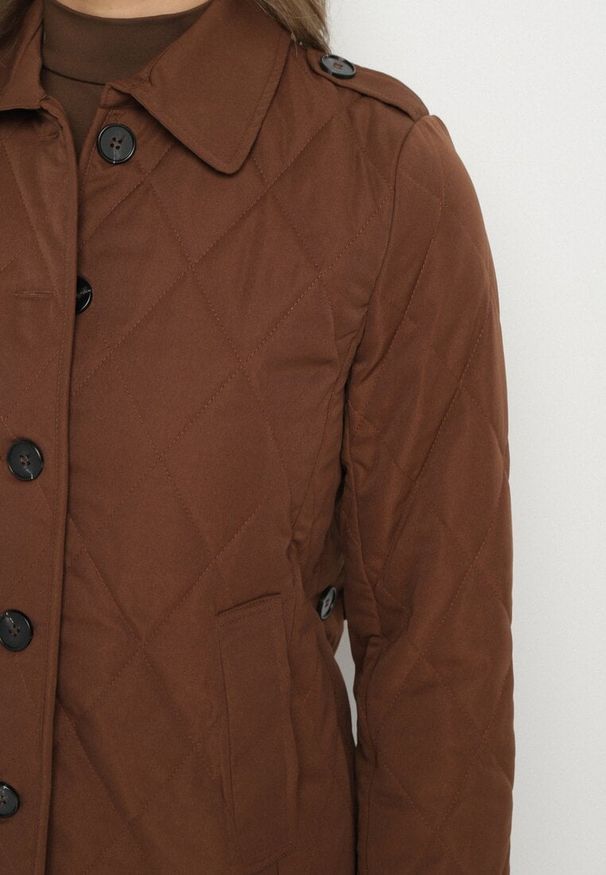 Born2be - Brązowa Pikowana Kurtka Koszulowa z Pagonami Avedvira. Okazja: do pracy, na spotkanie biznesowe. Kolor: brązowy. Materiał: jeans. Styl: biznesowy, elegancki