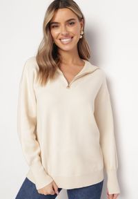 Born2be - Beżowy Sweter z Golfem Zapinanym na Zamek Tihanas. Typ kołnierza: golf. Kolor: beżowy. Materiał: materiał. Wzór: jednolity