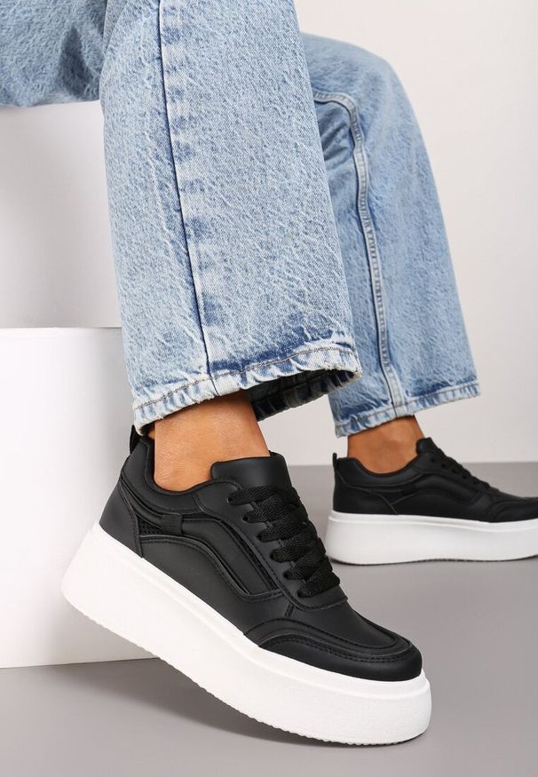 Born2be - Czarne Płaskie Sneakersy z Geometrycznym Wzorem i Sznurowaniem Vlisera. Okazja: na co dzień. Zapięcie: sznurówki. Kolor: czarny. Materiał: jeans. Wzór: geometria