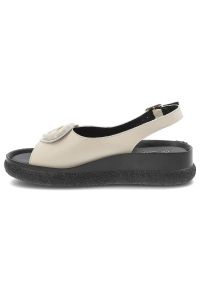 Sandały damskie S.Barski, cholewka ze skóry naturalnej licowej model na płaskiej podeszwie z ozdobną broszką, beżowe, KV61-6047. Kolor: beżowy. Materiał: skóra. Obcas: na płaskiej podeszwie #5