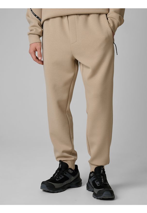 4f - 4F Spodnie dresowe joggery męskie - beżowe S. Kolor: beżowy. Materiał: dresówka. Sport: fitness