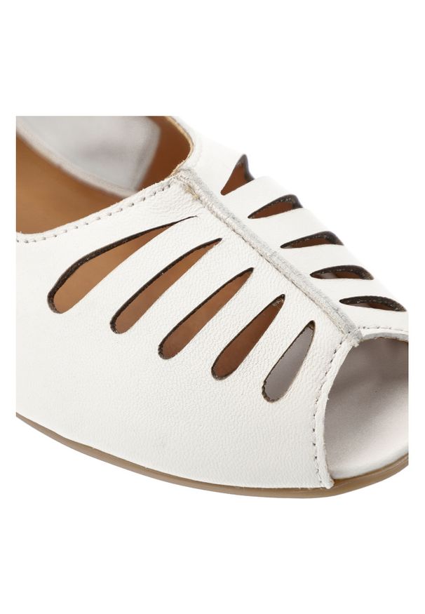 Baleriny damskie Maciejka, cholewka ze skóry naturalnej z ażurowymi wycięciami odkryty przód typu peep toe niski stabilny obcas, białe, P7541-11/00-1. Nosek buta: otwarty. Kolor: biały. Materiał: skóra. Szerokość cholewki: normalna. Wzór: ażurowy. Obcas: na obcasie. Wysokość obcasa: średni