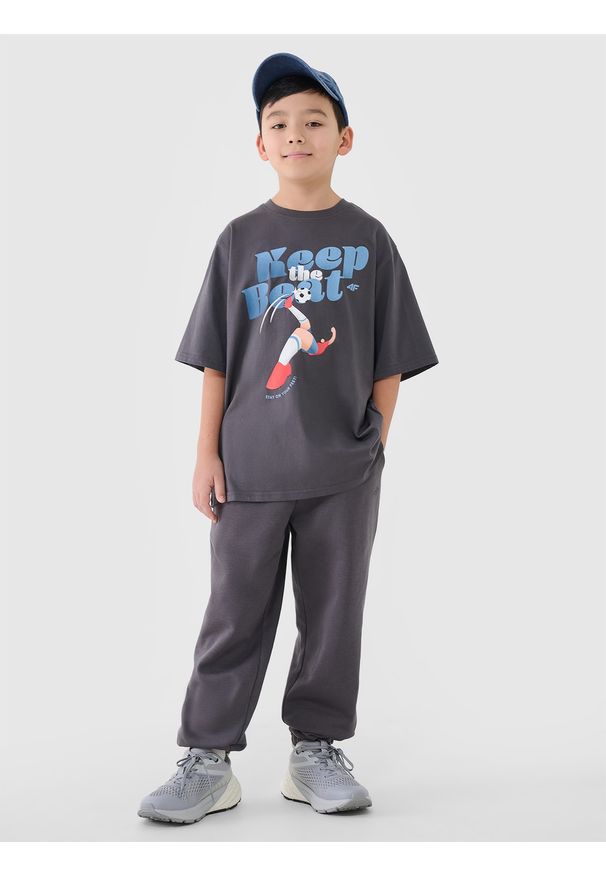 4f - 4F T-shirt oversize z nadrukiem chłopięcy - szary 146 (10-11 lat). Okazja: na co dzień. Kolor: szary. Materiał: dzianina, bawełna, jersey. Długość rękawa: krótki rękaw. Długość: krótkie. Wzór: nadruk. Sezon: lato. Styl: klasyczny, sportowy, casual