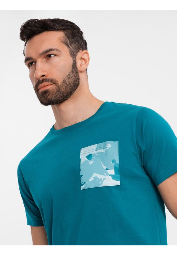 Ombre Clothing - Bawełniany męski t-shirt z printowaną kieszonką – turkusowy V1 - Rozmiar: S. Okazja: na co dzień. Kolor: turkusowy. Materiał: bawełna. Długość: krótkie. Wzór: aplikacja. Styl: casual, klasyczny