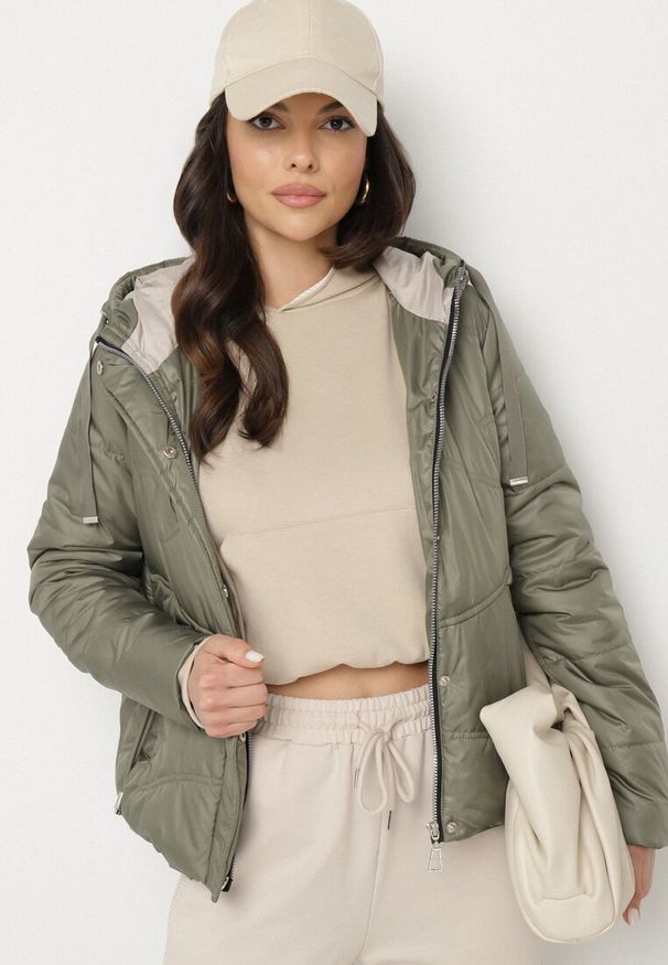 Born2be - Zielona Casualowa Kurtka z Kapturem i Ozdobnymi Sznurkami Evialinae. Okazja: na co dzień. Typ kołnierza: kaptur. Kolor: zielony. Materiał: poliester, jeans. Styl: casual