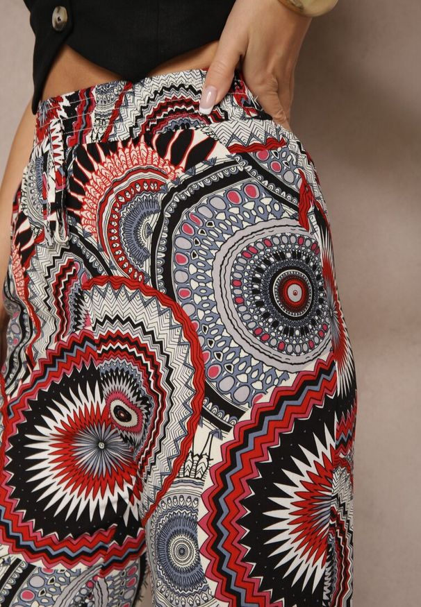 Renee - Czerwone Szerokie Spodnie z Bawełny High Waist w Abstrakcyjny Wzór Jorivaess. Okazja: na co dzień, na spotkanie biznesowe. Stan: podwyższony. Kolor: czerwony. Materiał: bawełna. Styl: biznesowy, klasyczny, elegancki, casual