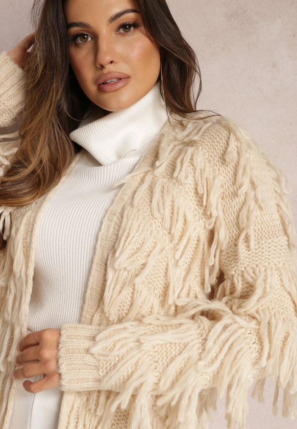 Renee - Jasnobeżowy Niezapinany Kardigan w Ozdobne Frędzle Massawa. Kolor: beżowy. Styl: elegancki
