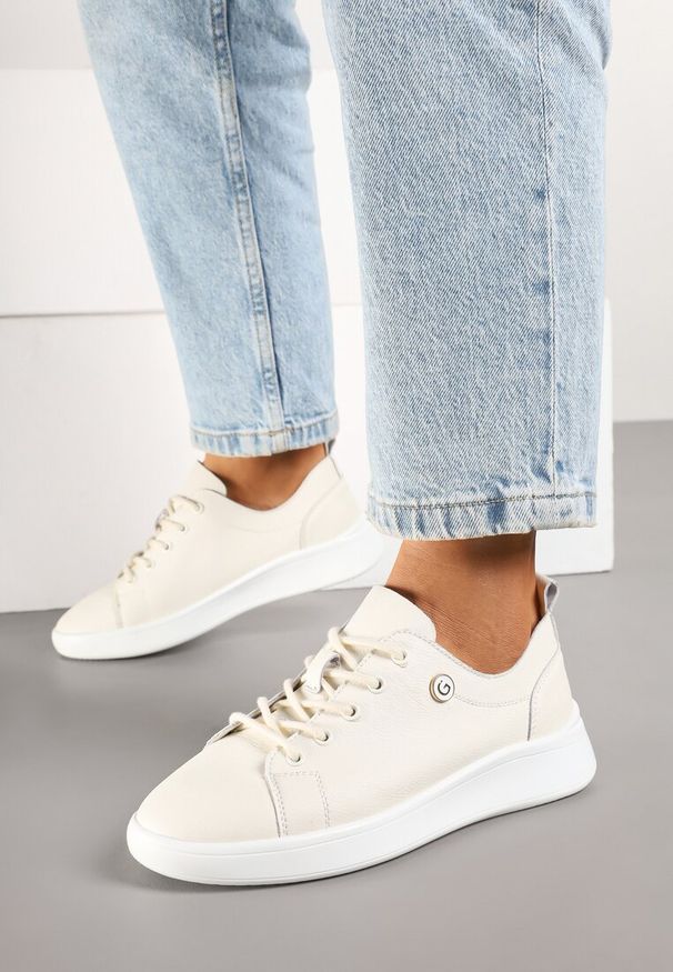 Renee - Beżowe Skórzane Sneakersy Zdobione Minimalistyczną Aplikacją Velotina. Okazja: na co dzień. Zapięcie: sznurówki. Kolor: beżowy. Materiał: skóra. Wzór: aplikacja. Obcas: na płaskiej podeszwie