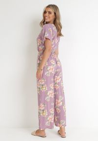 Born2be - Różowy Kwiecisty Kombinezon z Gumką w Pasie i Kopertowym Dekoltem Coralyna. Kolor: różowy. Długość rękawa: krótki rękaw. Długość: krótkie. Sezon: wiosna, lato #3