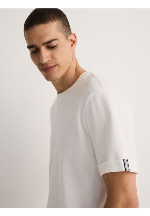 Reserved - T-shirt comfort fit - złamana biel. Materiał: dzianina, bawełna