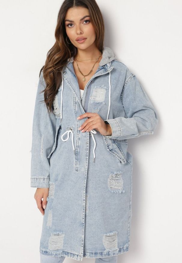 Born2be - Jasnoniebieska Bawełniana Kurtka Jeansowa o Wydłużonym Fasonie z Troczkiem w Pasie i Przetarciami Elenai. Okazja: na co dzień. Kolor: niebieski. Materiał: jeans, bawełna. Długość: długie. Styl: elegancki, casual, vintage