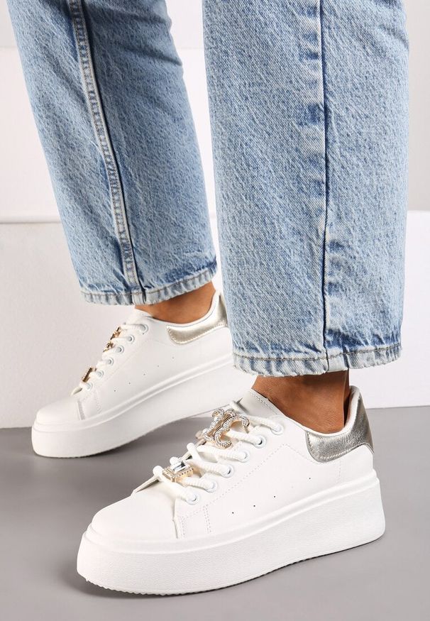 Renee - Biało-Złote Sneakersy na Platformie Ozdobione Cyrkoniami i Aplikacjami na Sznurówkach Arretea. Nosek buta: okrągły. Zapięcie: sznurówki. Kolor: biały. Materiał: materiał. Wzór: aplikacja. Obcas: na platformie. Wysokość obcasa: niski
