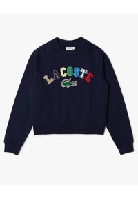 Lacoste - LACOSTE - Granatowa bluza z kolorowym logo. Kolor: niebieski. Materiał: prążkowany, bawełna. Wzór: kolorowy