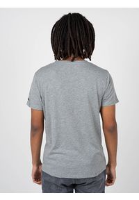 Pepe Jeans T-shirt "Tide" | PM508528 | Tide | Mężczyzna | Szary. Okazja: na co dzień. Kolor: szary. Materiał: bawełna, poliester. Wzór: nadruk, aplikacja. Styl: casual #5
