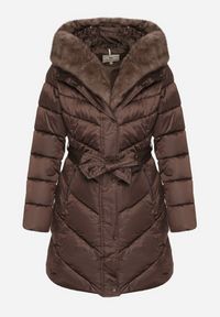 Born2be - Brązowa Pikowana Kurtka z Wiązanym Paskiem i Kapturem z Futerkiem Fenama. Okazja: na spacer, na co dzień. Kolor: brązowy. Materiał: futro. Styl: casual, elegancki #7