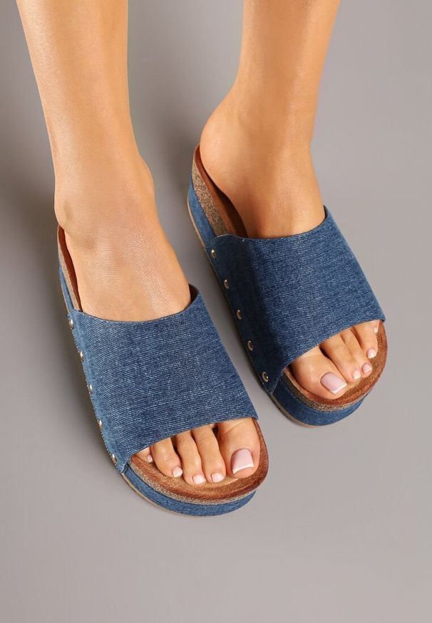 Born2be - Ciemnoniebieskie Jeansowe Klapki na Platformie Zdobione Nitami Frolritia. Okazja: na co dzień. Kolor: niebieski. Materiał: jeans. Wzór: aplikacja. Obcas: na platformie. Styl: elegancki, casual