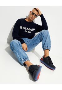 Balmain - BALMAIN - Granatowy sweter z logo. Kolor: niebieski. Materiał: wełna. Długość rękawa: długi rękaw. Długość: długie. Wzór: haft #3