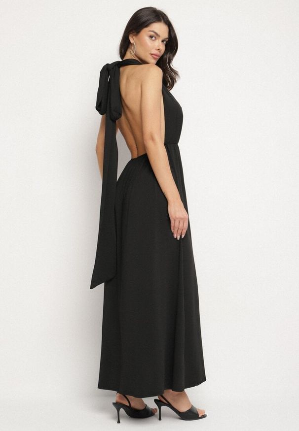 Born2be - Czarna Koktajlowa Sukienka Multiway z Wiskozą i Wiązaniem na Szyi Lilazza. Okazja: na imprezę. Typ kołnierza: dekolt w kształcie V. Kolor: czarny. Materiał: wiskoza. Typ sukienki: rozkloszowane. Styl: wizytowy