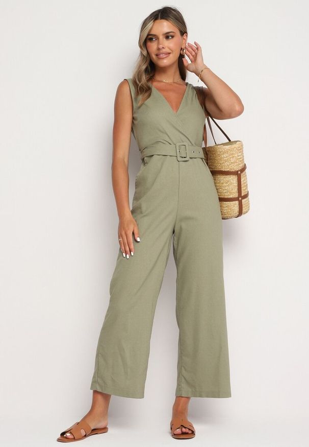 Born2be - Ciemnozielony Kopertowy Kombinezon z Bawełny z Gumką w Talii Szerokimi Nogawkami i Paskiem Hralfrea. Okazja: na co dzień. Kolor: zielony. Materiał: bawełna. Styl: casual, elegancki