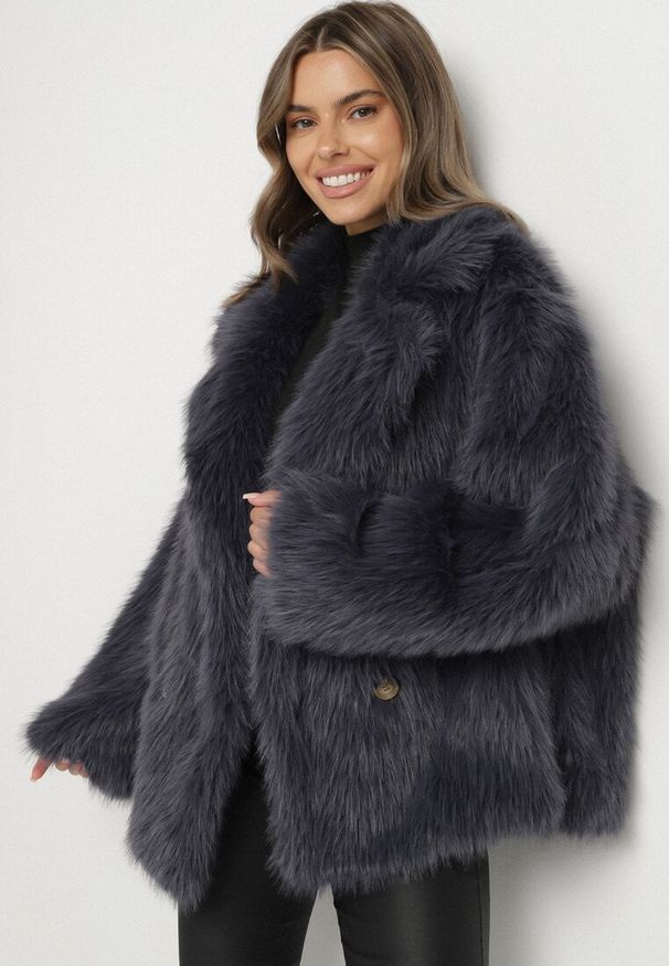 Born2be - Granatowa Dwurzędowa Kurtka Futerko o Fasonie Oversize Asinella. Okazja: na randkę, na spacer, na co dzień. Kolor: niebieski. Materiał: futro. Styl: casual