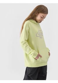 4F JUNIOR - Bluza z bawełną organiczną nierozpinana z kapturem dziewczęca - limonkowa. Okazja: na co dzień. Typ kołnierza: kaptur. Kolor: zielony. Materiał: bawełna. Długość rękawa: raglanowy rękaw. Wzór: gładki, nadruk, ze splotem. Styl: casual, sportowy