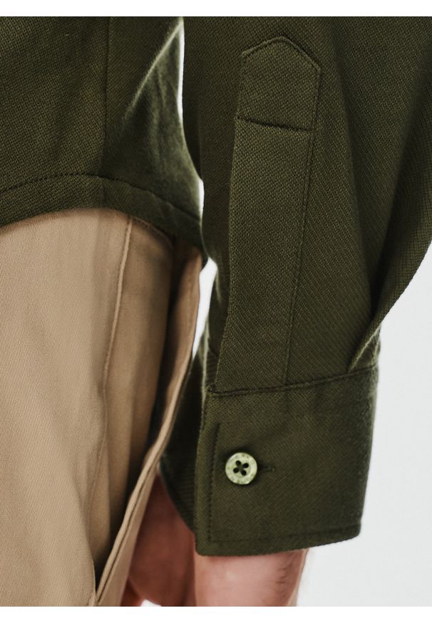 Pako Lorente - PAKO LORENTE – Zielona bawełniana koszula męska. Kolor: zielony, beżowy. Materiał: bawełna. Długość rękawa: długi rękaw. Długość: długie. Wzór: gładki