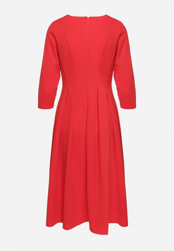 Born2be - Czerwona Rozkloszowana Sukienka Ozdobiona Przeszyciami Reamira. Okazja: na co dzień. Typ kołnierza: dekolt w łódkę. Kolor: czerwony. Wzór: aplikacja. Styl: casual, elegancki