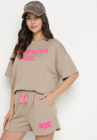 Born2be - Ciemnobeżowy Komplet Oversize z Wiskozą T-shirt i Szorty z Nadrukiem Liravella. Kolor: beżowy. Materiał: wiskoza. Wzór: nadruk