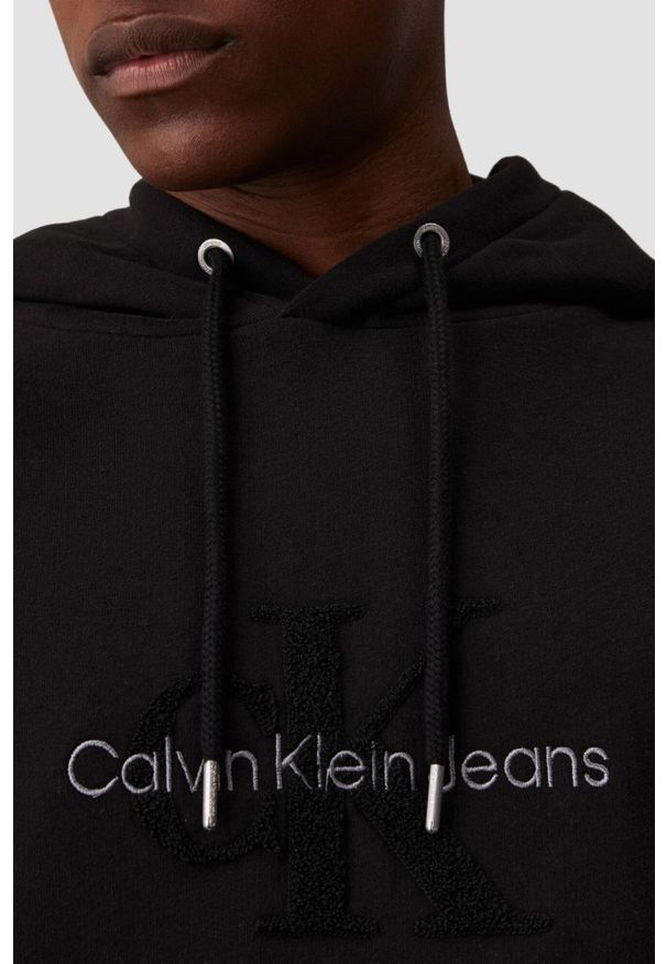 Calvin Klein - CALVIN KLEIN Czarna męska bluza z haftowanym logo. Kolor: czarny. Materiał: bawełna. Wzór: haft