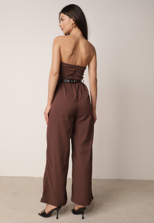 Born2be - Brązowy Elegancki Kombinezon VICES Bez Rękawów z Falbankami i Paskiem Apethia. Okazja: na co dzień. Kolor: brązowy. Materiał: materiał, tkanina. Długość rękawa: bez rękawów. Długość: długie. Wzór: gładki. Sezon: lato. Styl: elegancki