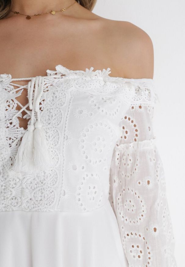 Born2be - Biała Sukienka Mini ze Sznurowaniem Ozdobiona Koronką Olymetina. Kolor: biały. Materiał: koronka. Wzór: aplikacja, koronka. Długość: mini