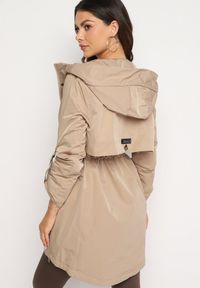 Born2be - Beżowa Kurtka Parka z Kapturem Ściągana Troczkami z Regulowanymi Rękawami Terilles. Okazja: na co dzień. Typ kołnierza: kaptur. Kolor: beżowy. Materiał: jeans. Styl: casual, elegancki #6