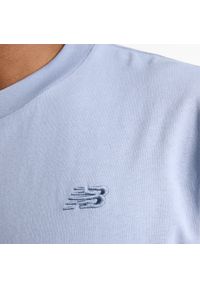 Koszulka męska New Balance MT41533DUS – niebieska. Kolor: niebieski. Materiał: bawełna, dresówka. Długość rękawa: krótki rękaw. Długość: krótkie #2
