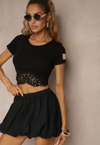 Renee - Czarny T-shirt z Prążkowanej Tkaniny z Koronką Lisamia. Okazja: na co dzień, na spotkanie biznesowe, do pracy. Kolor: czarny. Materiał: koronka, tkanina, prążkowany. Długość rękawa: krótki rękaw. Długość: krótkie. Wzór: koronka. Styl: biznesowy, klasyczny, elegancki, casual