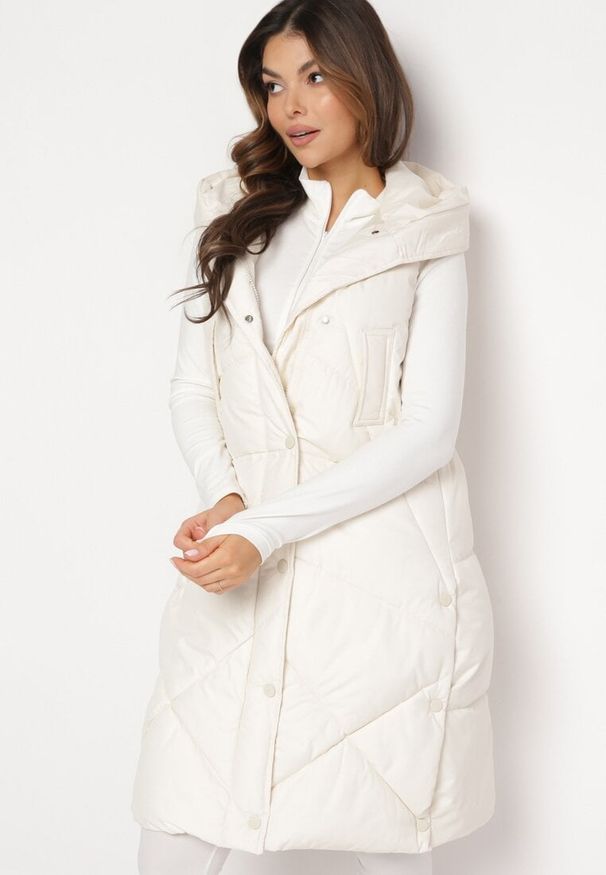 Born2be - Jasnobeżowa Długa Kamizelka z Nieodpinanym Kapturem i Wsuwanymi Kieszeniami Almanessa. Kolor: beżowy. Długość: długie. Wzór: aplikacja