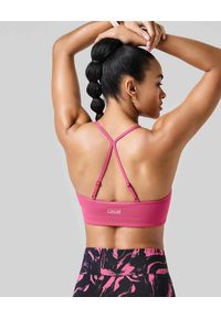 CASALL - Stanik Casall Sleek Strappy Sports Bra. Kolor: różowy. Sport: joga i pilates