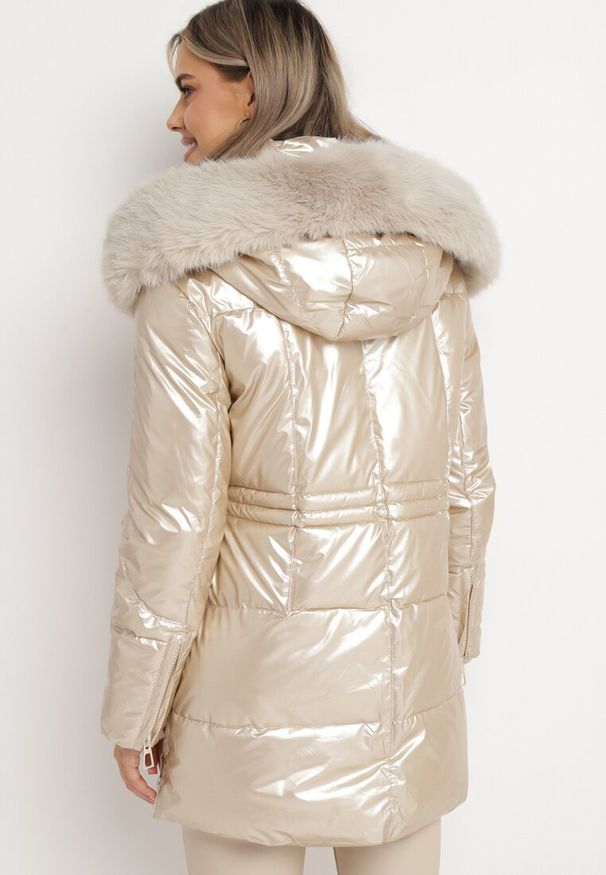 Born2be - Beżowo-Złota Pikowana Kurtka z Odpinanym Kapturem i Metalicznym Połyskiem Gumiare. Kolor: beżowy. Materiał: futro