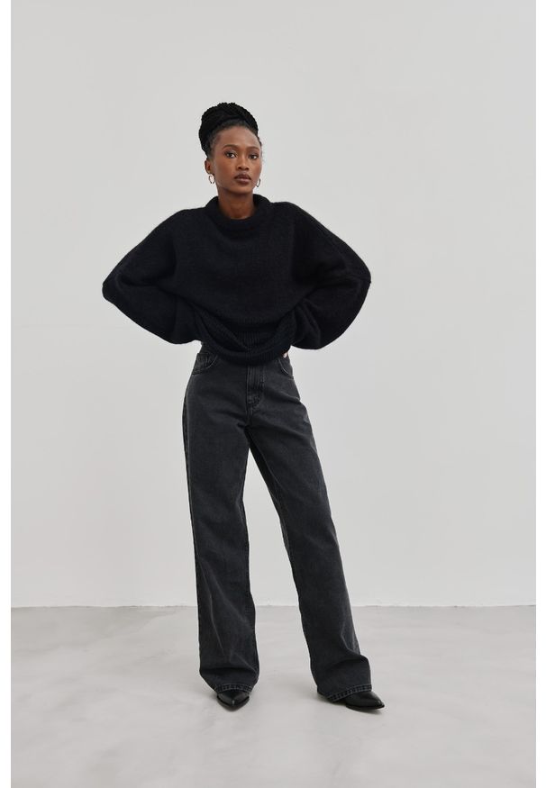 Marsala - Spodnie jeansowe z szerokimi nogawkami w kolorze WASHED BLACK - MANHATTAN-L. Okazja: na co dzień. Materiał: jeans. Wzór: aplikacja, haft. Styl: casual, elegancki